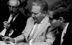 W. Reckewitz (r.) mit den Galeristen Adolf Röder (Palette) und Rudolf Schaumann (Essen), 1962