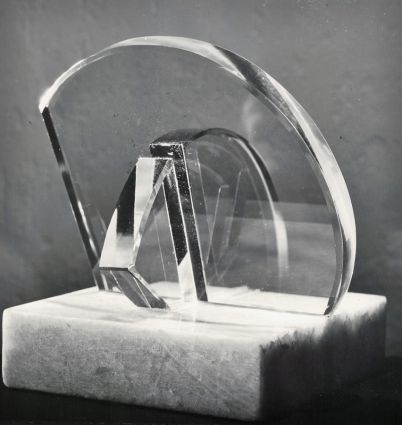 Glasskulptur, 1976 - Floatglas geschliffen, Höhe mit Sockel 18cm