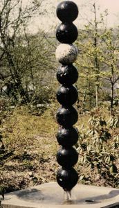 Wuppertal – Brunnenanlage am DRK-Haus, Wasserführung durch Kugelsäule aus Labrador-Marmor und Sardo Bianco, Höhe 2,5 m, 1984