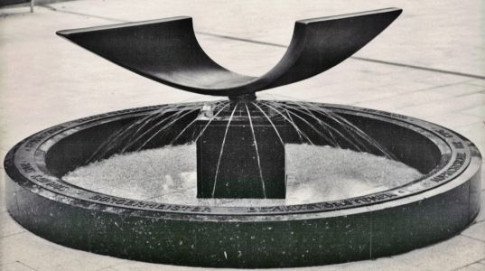 Wuppertal – Brunnenanlage mit Skulptur, Labrador-Marmor und Bronze, poliert, Am Ehrenmal, 1983