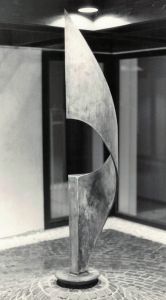 Wuppertal – Skulptur für Bank für Gemeinwirtschaft (Atrium), Bronze patiniert, im Sockel drehbar, 1987