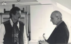 W. Reckewitz mit dem Essener Galeristen Rudolf Schaumann (Essen) im Atelier, 1979