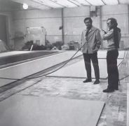 W. Reckewitz mit Bühnenbildner Jürgen Dreier in der Bühnenwerkstatt, 1970